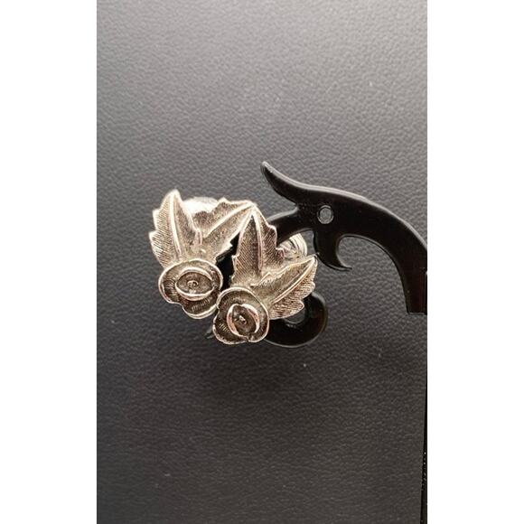 Vintage Sarah Coventry Signed Silver Tone Rose Flower Clip On Earrings - Picture 1 of 4